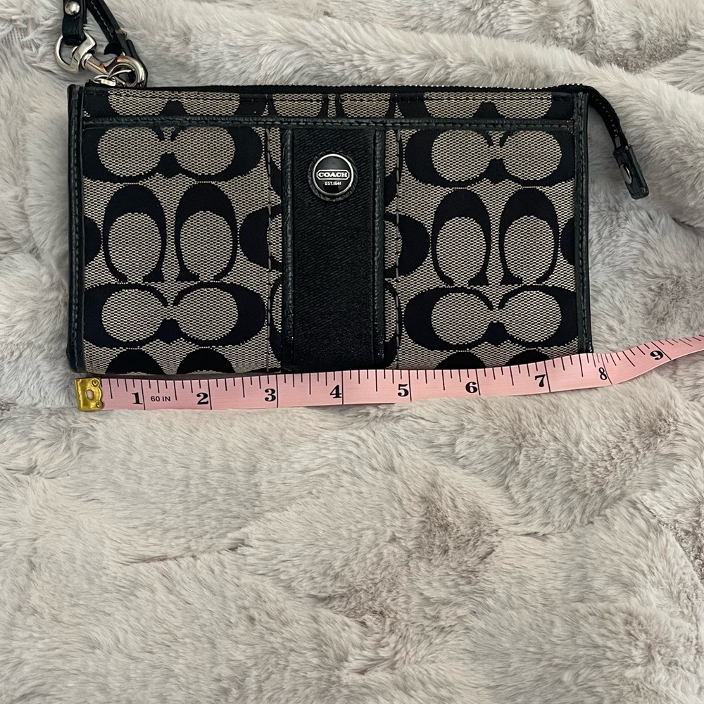 COACH Wallet with wrist strap, zipper closure, Authentic Coach Wallet - Picture 9 of 15